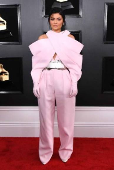 Kylie Jenner lució un dramático jumpsuit color rosa en la alfombra roja.<br/><br/>