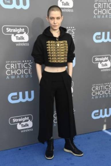 La actriz Asia Kate Dillon pareció haber olvidado el evento al que asistía, usando un suéter, pantalones de tela hasta el tobillo y tenis altos.<br/><br/>Al parecer Dillon quiso enviar un mensaje sobre el racismo siendo una rebelde de la moda.<br/><br/>