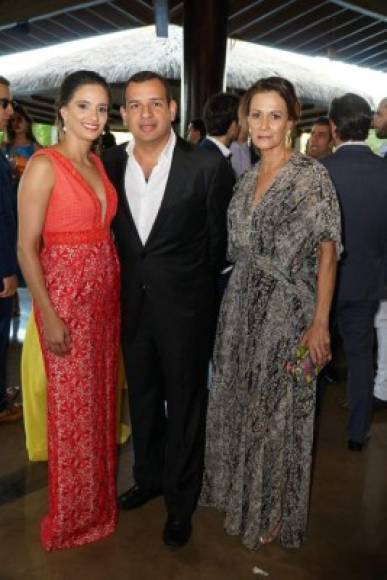Mónica y Kamal Gabrie con Lucy Ibrahim.