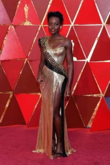 Lupita Nyong'o resaltó su figura en un Versace en tonos dorados.