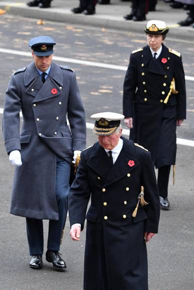 El palacio de Buckingham difundió ayer un comunicado para anunciar que la soberana, de 95 años, no podría acudir al Servicio de ‘Domingo de Recuerdo’ (Remembrance Sunday) en el Cenotafio de la capital “tras haber sufrido una lesión muscular en la espalda”. Fue representada por su hijo, el príncipe Carlos.