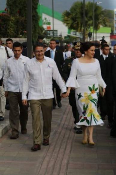 En el 2018 para asistir al acto conmemorativo del grito de Independencia, optó por lucir por un elegante vestido blanco con un diseño florar que hace referencia a la rica y vasta flora hondureña. Ella llegó en compañía de su esposo, el presidente Juan Orlando Hernández.