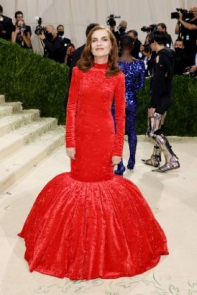 La actriz fancesa Isabelle Huppert arribón al evento enfundada en un vestido rojo de terciopelo de la colección primavera-verano 2022 de Balenciaga.