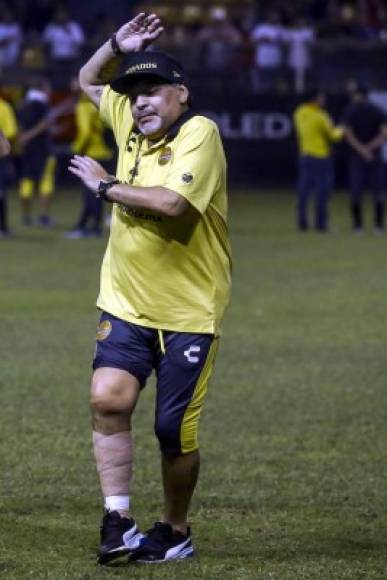 En el calentamiento de sus jugadores, Maradona puso el ambiente en la cancha con sus bailes ante los aficionados.