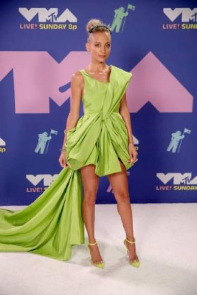 La diseñadora de moda Nicole Richie se apareció en la red carpet con este vestido verde. Ella será una de las presentadoras del evento.