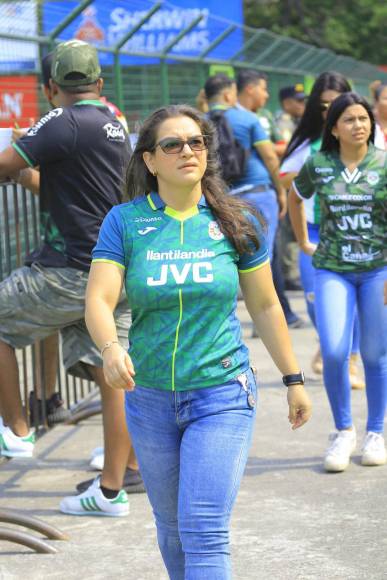 Las chicas se hicieron presentes al estadio del Marathón. 