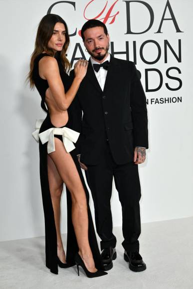 El cantante J Balvin lució un tuxedo, mientras que su pareja, la modelo argentina Valentina Ferrer presumió su silueta en un sexy vestido de Mônot