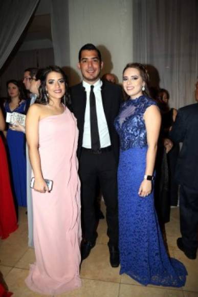 Luzmaría Espinoza, Paolo Luzzi y Daniela Pineda.