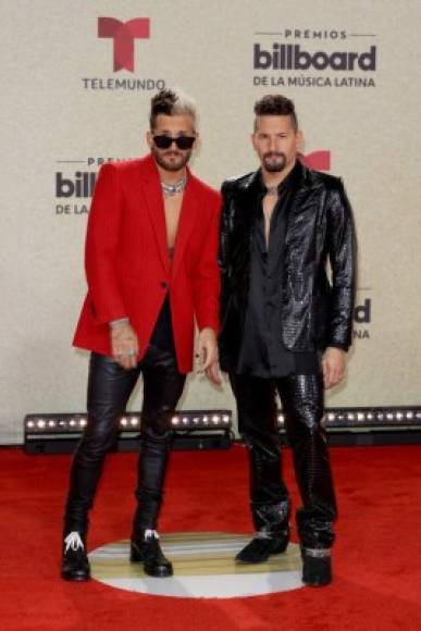 De rojo y negro también estaban los venezolanos Mau y Ricky, con trajes bien cortados, pero de tejidos novedosos, como la textura de imitación de piel de cocodrilo de Mau.