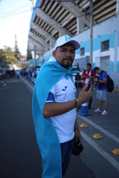 Los aficionados catrachos se mostraron positivos a horas del importante partido en Tegucigalpa.