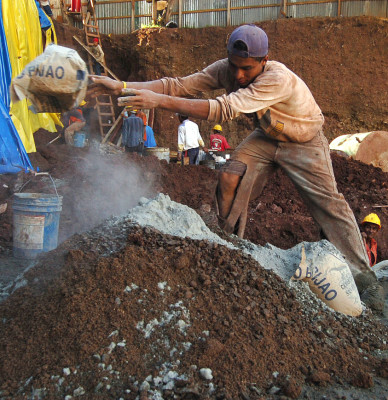 Fijan en 160 lempiras el precio de la bolsa de cemento gris en Honduras