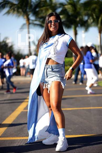 Esta morocha argentina cautivó con su sexy físico antes del partido.