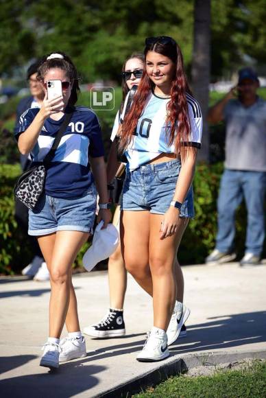 Las aficionadas llegaron desde muy temprano a las inmediaciones del estadio de Miami.