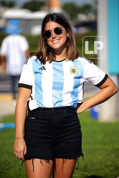 Muy felices las argentinas por ver a Messi y compañía en el amistoso contra Honduras.