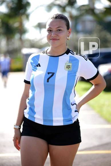 La guapa aficionada argentina que posó para el lente de Diario La Prensa en Miami.