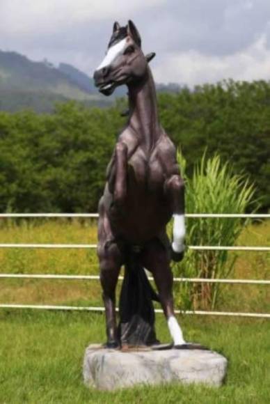 El amor a los caballos era evidente, siempre había una estatua en sus mansiones.
