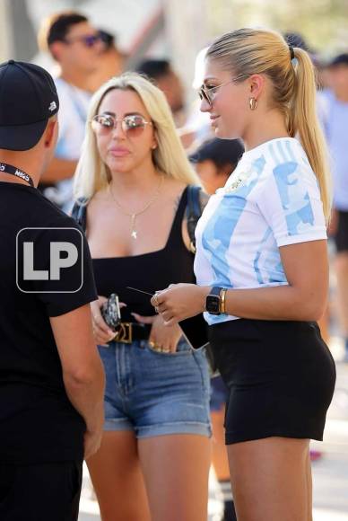 Estas hermosas aficionadas argentinas robaron miradas previo al partido.