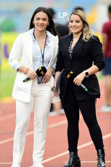 Las bellas presentadoras de TVC, Isabel Zambrano y Tanya Rodríguez, durante la cobertura de la Gran Final.