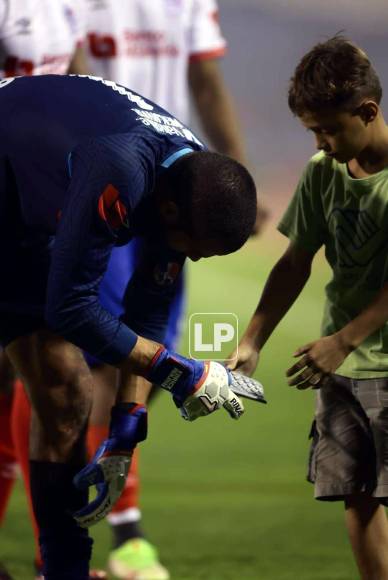 Edrick Menjívar le regaló sus chimpinillas al niño que lo buscó al final del partido.