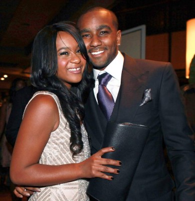 Amigos de Bobbi Kristina Brown realizan vigilia