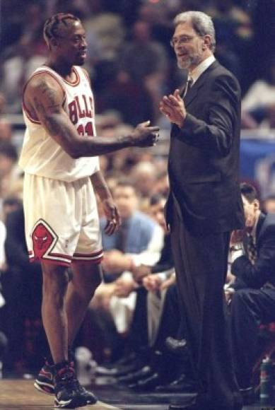 Todo comenzó cuando Dennis Rodman le pidió al entrenador de los Bulls, Phil Jackson, unas vacaciones en Las Vegas para descansar, algo que no pareció ver con buenos ojos el mítico jugador norteamericano Michael Jordan.