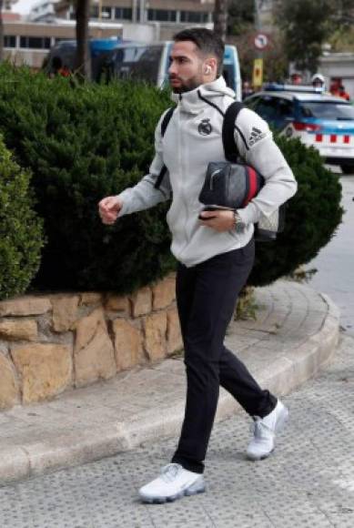 Dani Carvajal al momento de ingresar al hotel donde se hospeda el Real Madrid junto al Barcelona.