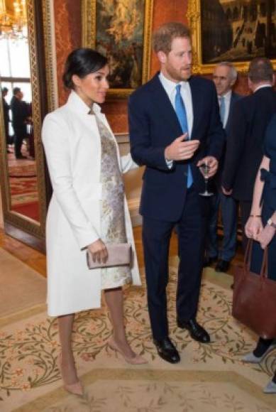 La duquesa de Sussex, que está en la recta final de su embarazo, completó su look con un abrigo en tono crema de Amanda Wakeley y zapatos de Paul Andrew.<br/>