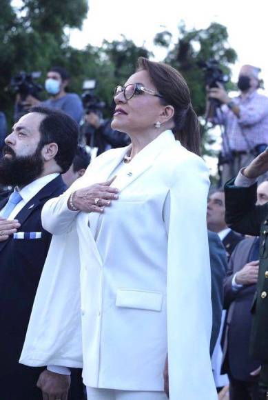 Xiomara Castro se convirtió en la primera mujer presidenta de Honduras en liderar un acto de izada de la bandera, precisamente, en el Día Nacional de La Bandera, el cual se conmemora hoy 1 de septiembre. 