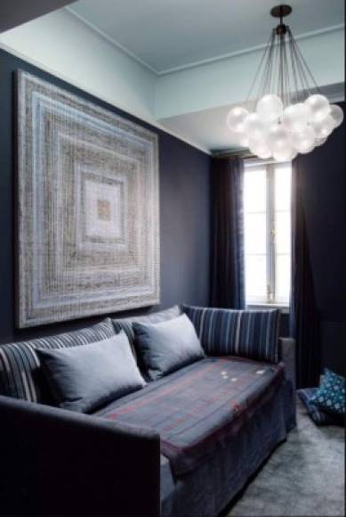 Las imágenes publicadas por la inmobiliaria revelan el estilo minimalista de Hathaway y Shulman, con un predominio del blanco, una sencilla cocina y una sobria chimenea de mármol acompañada por un sofá de colores claros y líneas suaves.