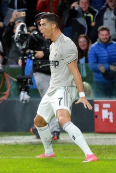 Cristiano Ronaldo finalizó su celebración con el tradicional grito 'Siuuu'.