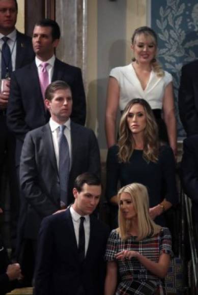 Antes del discurso, Melania cenó junto a tres de los cuatro hijos adultos de Trump (Ivanka, Eric y Tiffany), según mostró la propia Ivanka en un video en su cuenta de Twitter. Los hijos del magnate también presenciaron su discurso en el Congreso.