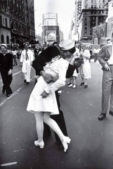 El Día de la victoria en Times Square. Un marinero estadounidense besa un apasionado beso a una enfermera en medio de Times Square para celebrar el triunfo largamente esperado sobre Japón. La imagen fue tomada por Alfred Eisentaedt en 1945.<br/>