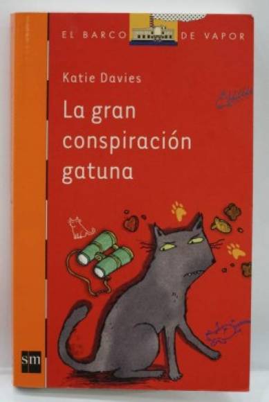 “La gran conspiración gatuna” es ideal para niños de 8 a 10 años. Narra la historia del un gato nuevo que no hace más que traer a casa regalos para Tom. Lo malo es que los regalos son bichos muertos. Y cuando aparece llevando en la boca un pez carísimo que vivía en la pecera del vicario, el vicario se pone como una furia y le pide un montón de dinero a la madre de Anna. Y entonces el padre de Anna se pone aún más furioso que el vicario y echa de casa al gato nuevo. Y cuando Tom le convence de que lo perdone, resulta que el gato nuevo ha desaparecido. Y los únicos capaces de descubrir quién lo ha secuestrado son Anna, Susan y Tom, claro.