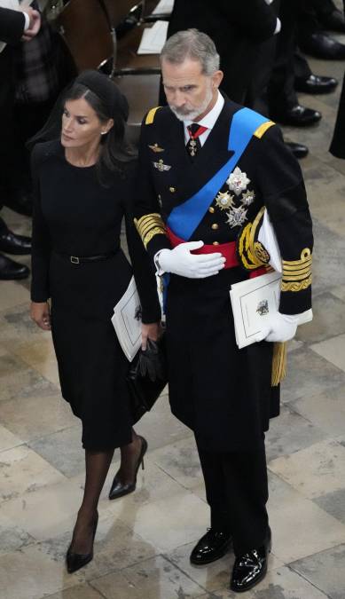 El funeral se celebra en presencia de los reyes de España, Felipe VI y Letizia; del presidente de EEUU, Joe Biden; del jefe de Estado de Francia, Emmanuel Macron, así como los reyes de Holanda, Guillermo Alejandro y Máxima; y los reyes de Bélgica, Felipe Matilde, y otros dignatarios del mundo. 