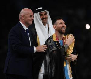 El ‘bisht’ causó furor en redes sociales luego de que Lionel Messi la utilizara para alzar la Copa del Mundo.