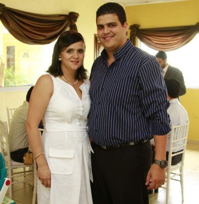 Marianne Castillo recibe el sacramento del bautismo