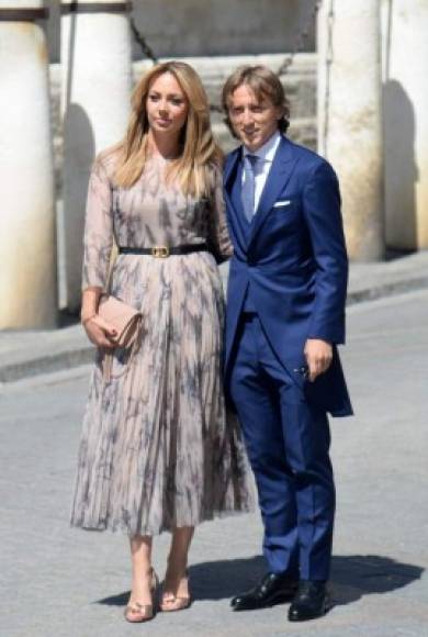 Uno de los jugadores que no podía faltar, el mediocampista croata del Real Madrid, Luka Modric posa junto a su esposa, Vanja Bosnic, en la entrada de la catedral.