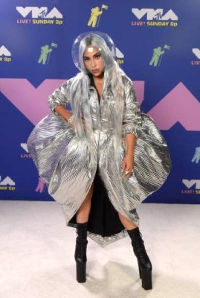 La estrella de música pop Lady Gaga apareció con este look, que nos recuerda a sus disfraces de la era 'The Fame', mismos que tanta fama dieron a la vocalista.