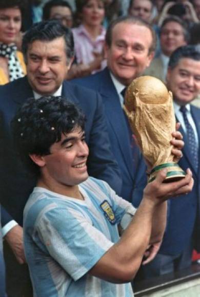 Tras ganar la Copa del Mundo, Maradona se convirtió en uno de los jugadores más importantes del universo por lo que comenzó a obtener millones.
