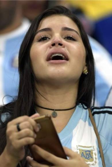 Una aficionada argentina alentando a su selección ante Colombia.