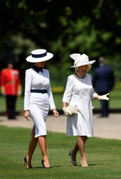 Para el almuerzo con la reina, Melania optó por un elegante atuendo de Dolce & Gabbana que complementó con un sombrero diseñado por Hervé Pierre, uno de sus creadores favoritos.