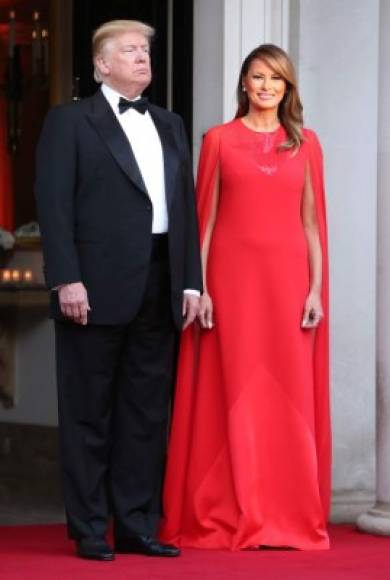 US President Donald Trump (L) and US First Lady Melania Trump wait to greet Britain's Prince Charles, Prince of Wales and his wife Britain's Camilla, Duchess of Cornwall, ahead of a dinner Winfield House, the residence of the US Ambassador, where US President Trump is staying whilst in London, on June 4, 2019, on the second day of the US President's three-day State Visit to the UK. - US President Donald Trump turns from pomp and ceremony to politics and business on Tuesday as he meets Prime Minister Theresa May on the second day of a state visit expected to be accompanied by mass protests. (Photo by Chris Jackson / POOL / AFP)