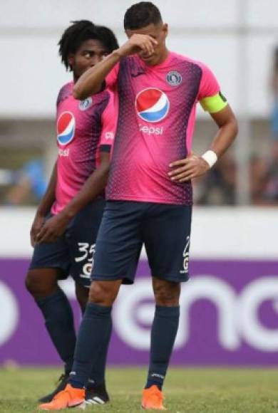 Amor a la camiseta: Juan Pablo Montes, capitán del Motagua, lució triste tras perder el clásico.