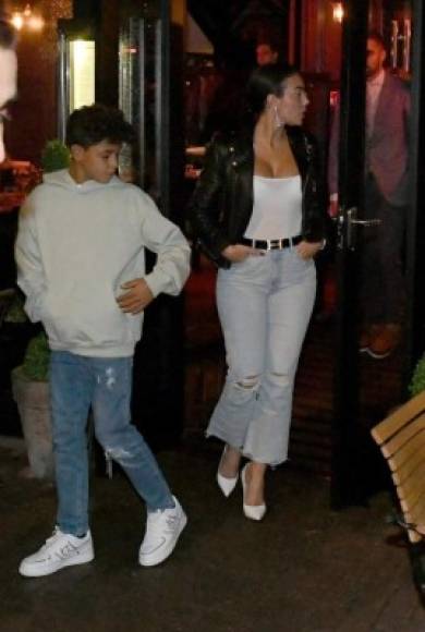 Momento en el que Georgina y uno de los hijos de Cristiano Ronaldo llegaban al restaurante para compartir con los jugadores del Manchester United. Foto Zenpix.