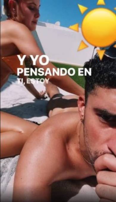 En Instagram Stories publicó varios clips donde su novia, identificada como Gabriela Berlingeri, aparece poniéndole bronceador en el derriér.