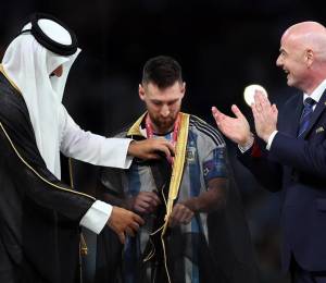 La famosa capa que utilizó Messi al levantar la Copa del Mundo disparó las ventas en Qatar, pero ¿cuál es su precio?