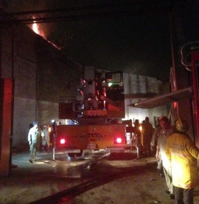 Bomberos controlan incendio en bodega sampedrana