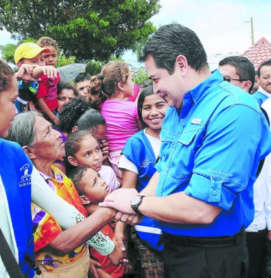 Presidente de Honduras entrega bono en La Paz