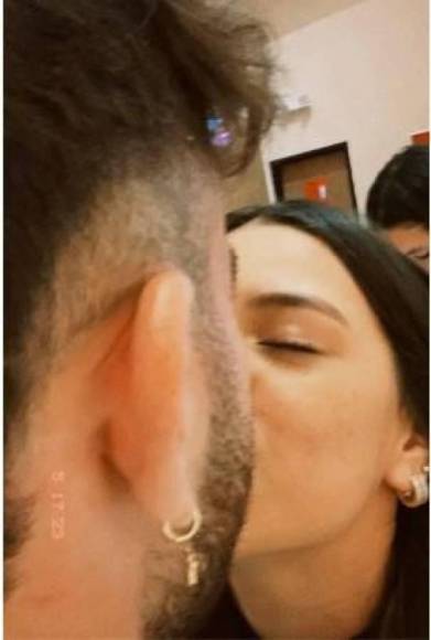 El beso entre Auzmendi y su novia. 