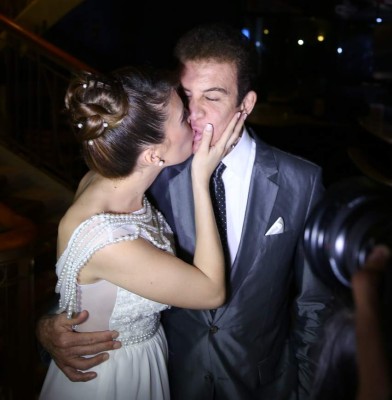 Beso entre Nasralla e Iroshka crea polémica en redes sociales